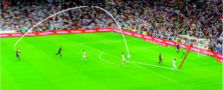 Quay chậm tình huống CR7 giỡn mặt Pique rồi hạ sát Valdes