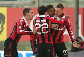 Bàn thắng mở tỷ số đầy may mắn của Emanuelson