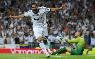 Higuain mở tỷ số bằng cú đá nối ở cự ly gần