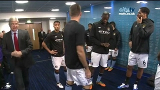 Clip độc: Sao Man City coi thầy cũ Arsene Wenger như người dưng