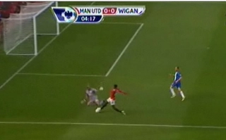 Chicharito phá hỏng màn diễn kịch quá hay của đồng đội Welbeck