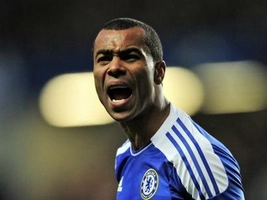 Bàn thắng quý hơn vàng của Ashley Cole