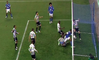 Cận cảnh bàn thắng ma gây chấn động Premier League