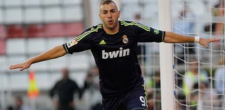 Karim Benzema tạo tuyệt tác