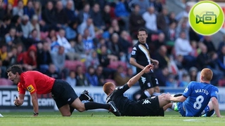 Bị đốn ngã trái phép, trọng tài rút ngay thẻ đỏ phạt thủ phạm