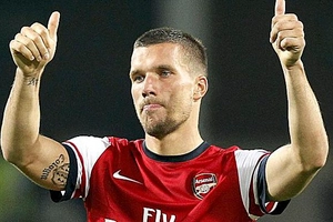 Podolski ghi bàn thắng đầy may mắn