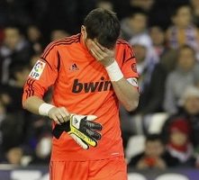 Casillas phải băng tay trắng toát vì cú đá của… đồng đội
