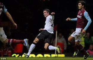 Van Persie cứu rỗi Man Utd vào những phút bù giờ