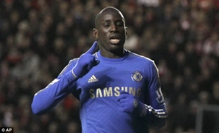 Bàn đầu tiên của Demba Ba trong màu áo Chelsea