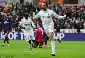 Hai dự bị Michu và Podolski thi nhau lên tiếng