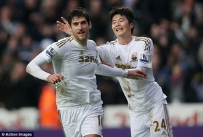 Graham kết liễu Chelsea vào phút bù giờ