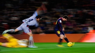 Messi thi triển tuyệt chiêu mới vô ảnh cước?