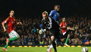 Demba Ba bị phạt thẻ oan vì lỗi ăn vạ