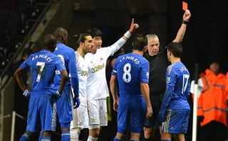 Hazard tung cước vào người cậu bé nhặt bóng