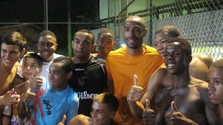 Henry trổ tài đá futsal