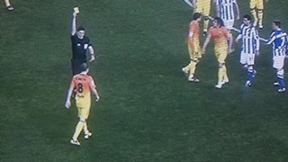 Iniesta cũng đáng nhận thẻ đỏ?