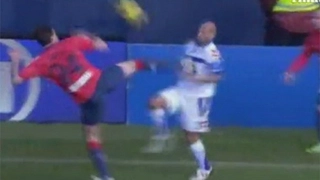 Tái hiện cú kung-fu của De Jong ở La Liga