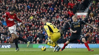 Robin Van Persie và hai cú giật gót siêu đẹp ... suýt thành bàn