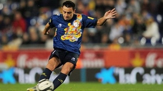 Xavi biểu diễn ta-lông bóng trong màu áo ĐT Catalunya