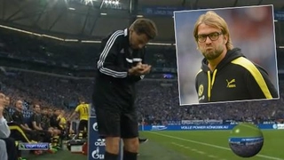 HLV Klopp ngẫu hứng sút bóng trúng đầu trọng tài