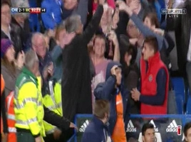 Mourinho nhảy lên khán đài mừng bàn thắng