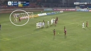 Dùng “trò bẩn” khi đá phạt nhưng vẫn không thành