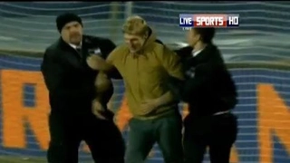 Fan quá khích vào sân chạy lắt léo như Messi