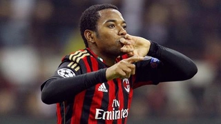 Robinho tự tin gắp bóng giữa rừng cầu thủ Barca