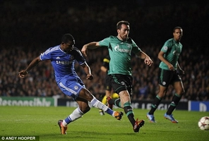 Eto'o lại biến thủ môn đối phương thành trò cười