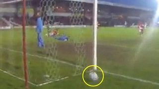 Suýt mất bàn thắng vì... lưới thủng