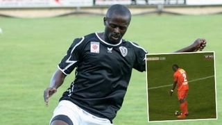 Thêm một cầu thủ ghi bàn bằng gót... mà không cần giày