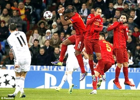 Bale sút phạt thành công theo phong cách Ronaldo