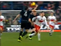 John OShea dùng tay cản bóng thô thiển