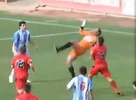 Thủ môn móc bóng ghi bàn tuyệt đẹp