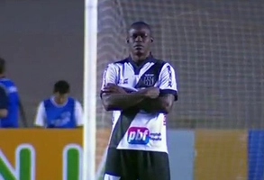 Cầu thủ đứng im như tượng để biểu tình