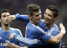 Bất lực trong việc truy cản Bale, hậu vệ khóc như mưa