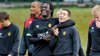 Cầu thủ Bỉ dứt điểm 1 chạm siêu hạng