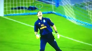 Mirante trổ tài với kẹo cao su như Oezil