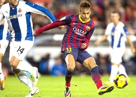 Neymar một mình solo trong vòng cấm địa