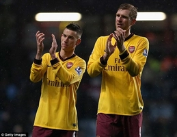 Per Mertesacker thể hiện tuyệt kỹ rabona