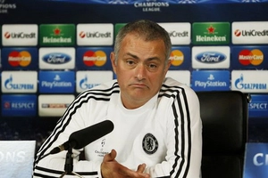 Mourinho ngang nhiên cởi áo ngay trong buổi họp báo
