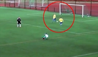 Pha bỏ lỡ ngốc nghếch nhất trong lịch sử bóng đá