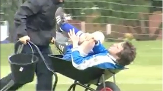 Bộ phận y tế cáng cầu thủ rời sân dị chưa từng có