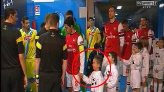 Cậu bé mascot khóc ròng khi đi bên cạnh Arteta