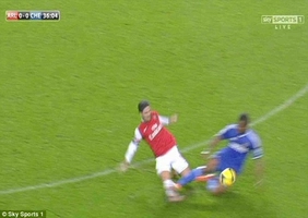 Pha đạp bóng của Ivanovic khiến Oezil nóng mắt