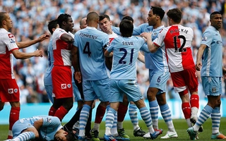 Barton vén màn bí mật vụ dính thẻ đỏ “giúp” Man City vô địch mùa 2011/12