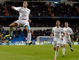 Tình huống Gareth Bale bị đối thủ bỏ bóng đá người