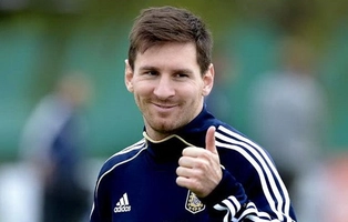 Messi ghi bàn... từ sau khung thành