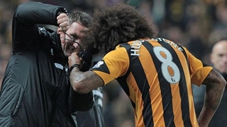 Giải cơn khát bàn thắng, Huddlestone cắt tóc ngay trên sân