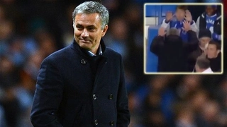 Mourinho phấn khích ăn mừng cùng con trai trên khán đài